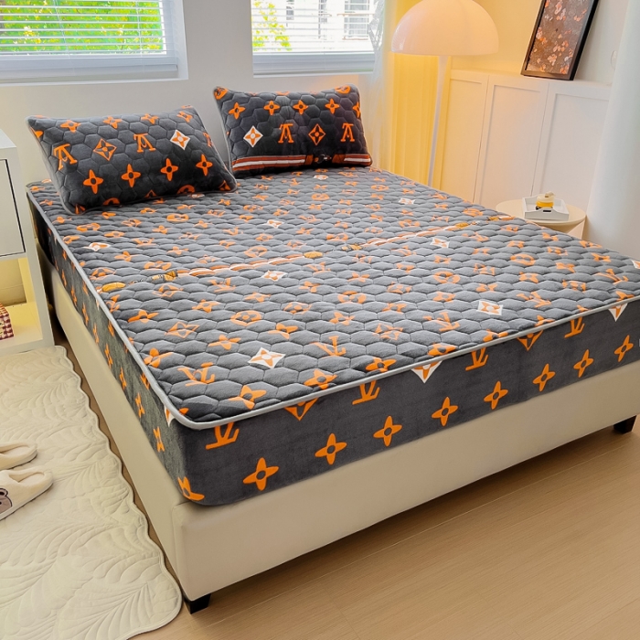 91家纺网 家纺一手货源 找家纺 情煊家纺 2023新款保暖牛奶绒夹棉床笠 大牌风范