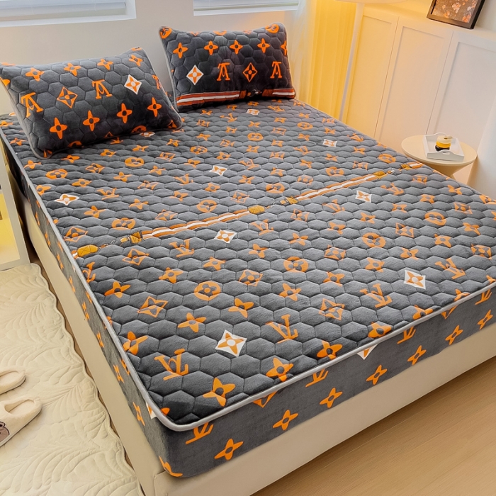 91家纺网 家纺一手货源 找家纺 情煊家纺 2023新款保暖牛奶绒夹棉床笠 大牌风范