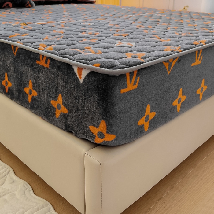 91家纺网 家纺一手货源 找家纺 情煊家纺 2023新款保暖牛奶绒夹棉床笠 大牌风范