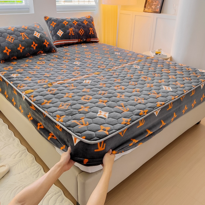 91家纺网 家纺一手货源 找家纺 情煊家纺 2023新款保暖牛奶绒夹棉床笠 大牌风范