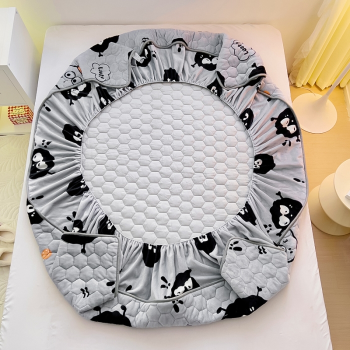 91家纺网 家纺一手货源 找家纺 情煊家纺 2023新款保暖牛奶绒夹棉床笠 黑豆精灵