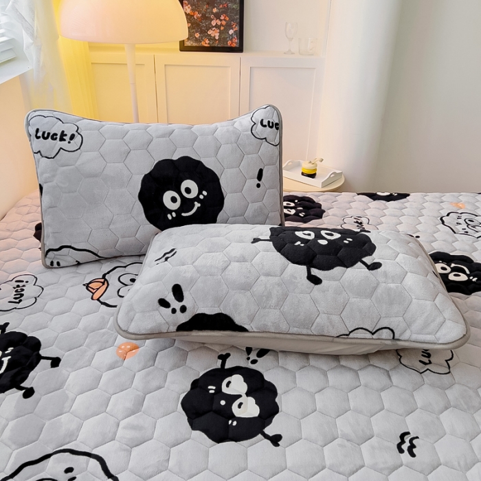 91家纺网 家纺一手货源 找家纺 情煊家纺 2023新款保暖牛奶绒夹棉床笠 黑豆精灵