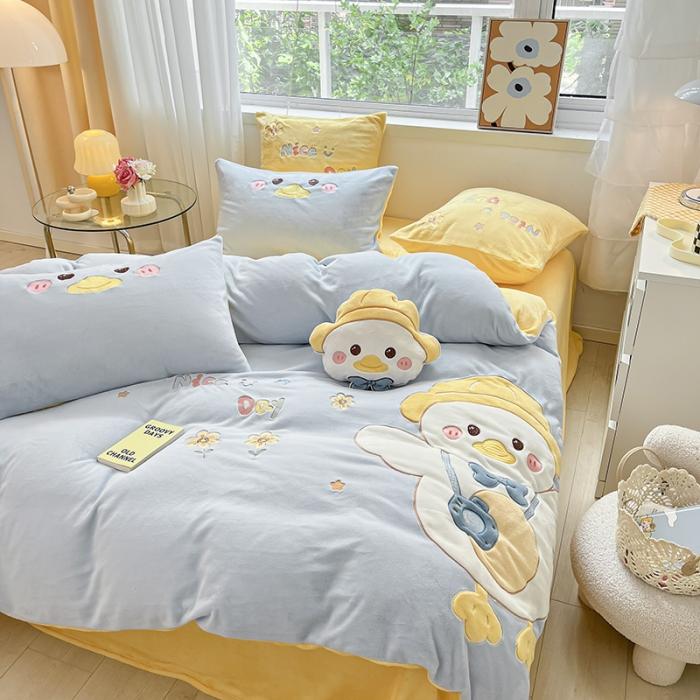 91家纺网 家纺一手货源 找家纺 绒梦里230克加厚新款牛奶绒贴布绣花四件套冬季儿童卡通三件套保暖套件