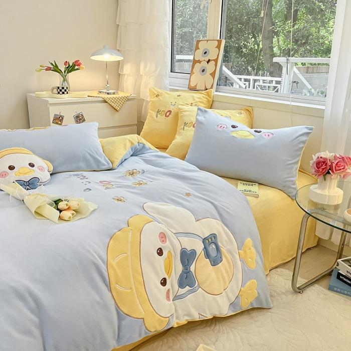 91家纺网 家纺一手货源 找家纺 绒梦里230克加厚新款牛奶绒贴布绣花四件套冬季儿童卡通三件套保暖套件