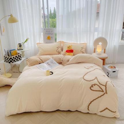 91家纺网 家纺一手货源 找家纺 推推 2025新款毛巾绣贴布绣牛奶绒四件套 可爱熊-奶黄+杏色