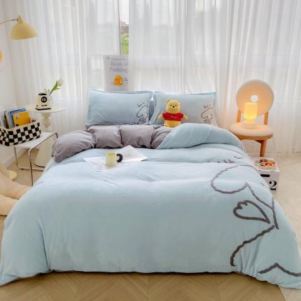 91家纺网 家纺一手货源 找家纺 推推 2025新款毛巾绣贴布绣牛奶绒四件套 可爱熊-雾蓝+炭灰