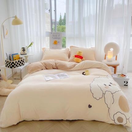 91家纺网 家纺一手货源 找家纺 推推 2025新款毛巾绣贴布绣牛奶绒四件套 俏耳狗-奶黄+杏色