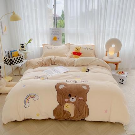 91家纺网 家纺一手货源 找家纺 推推 2025新款毛巾绣贴布绣牛奶绒四件套 相机熊-奶黄+杏色