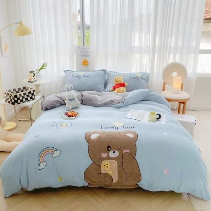 91家纺网 家纺一手货源 找家纺 推推 2025新款毛巾绣贴布绣牛奶绒四件套 相机熊-雾蓝+炭灰