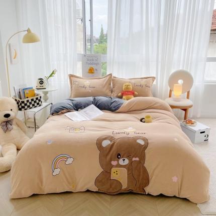 91家纺网 家纺一手货源 找家纺 推推 2025新款毛巾绣贴布绣牛奶绒四件套 相机熊-杏色+深灰