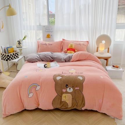 91家纺网 家纺一手货源 找家纺 推推 2025新款毛巾绣贴布绣牛奶绒四件套 相机熊-玉色+炭灰