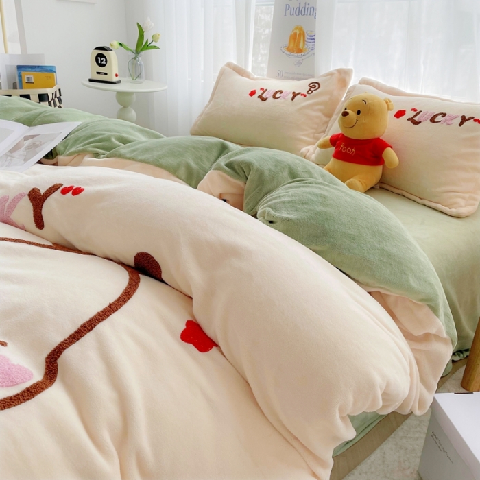 91家纺网 家纺一手货源 找家纺 推推 2025新款毛巾绣贴布绣牛奶绒四件套 卡通狗-奶黄+青巩绿