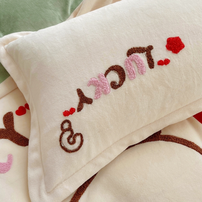 91家纺网 家纺一手货源 找家纺 推推 2025新款毛巾绣贴布绣牛奶绒四件套 卡通狗-奶黄+青巩绿