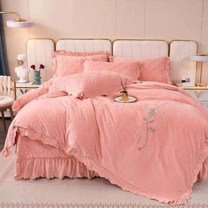 91家纺网 家纺一手货源 找家纺 卡迪亚 2023新款婴儿绒床盖款刺绣四件套床裙系列 暖红玉