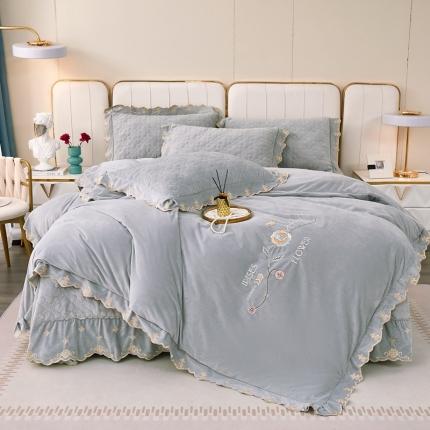 91家纺网 家纺一手货源 找家纺 卡迪亚 2023新款婴儿绒床盖款刺绣四件套床裙系列 月光灰