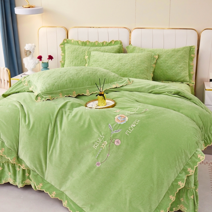 91家纺网 家纺一手货源 找家纺 卡迪亚 2023新款婴儿绒床盖款刺绣四件套床裙系列 橄榄绿