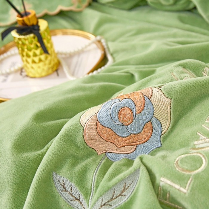 91家纺网 家纺一手货源 找家纺 卡迪亚 2023新款婴儿绒床盖款刺绣四件套床裙系列 橄榄绿