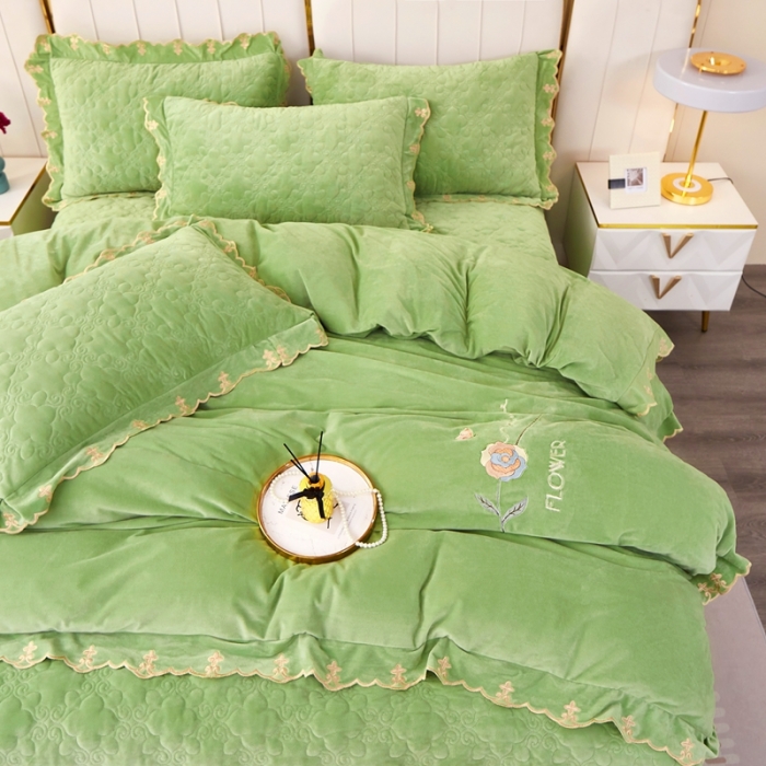 91家纺网 家纺一手货源 找家纺 卡迪亚 2023新款婴儿绒床盖款刺绣四件套床裙系列 橄榄绿