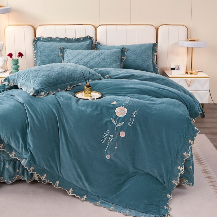 91家纺网 家纺一手货源 找家纺 卡迪亚 2023新款婴儿绒床盖款刺绣四件套床裙系列 孔雀兰