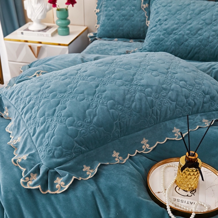 91家纺网 家纺一手货源 找家纺 卡迪亚 2023新款婴儿绒床盖款刺绣四件套床裙系列 孔雀兰