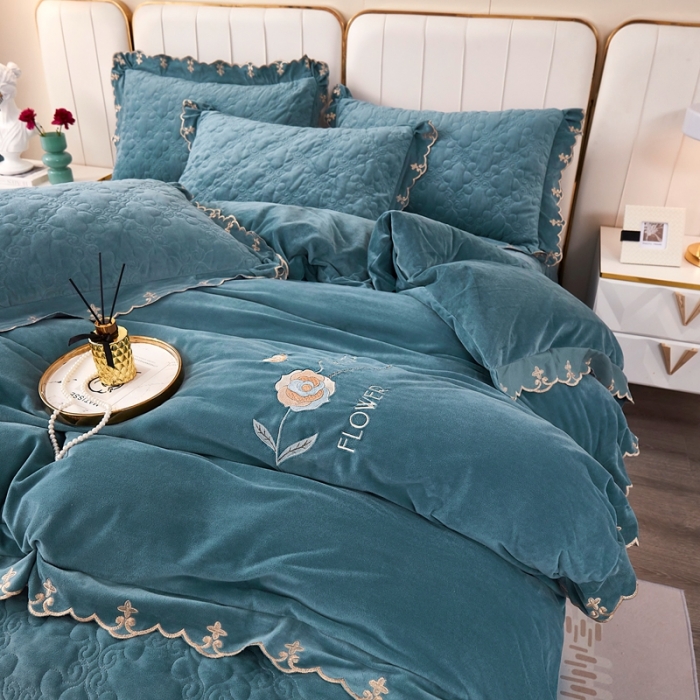 91家纺网 家纺一手货源 找家纺 卡迪亚 2023新款婴儿绒床盖款刺绣四件套床裙系列 孔雀兰