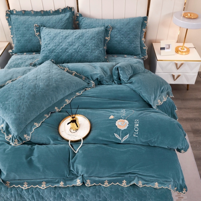 91家纺网 家纺一手货源 找家纺 卡迪亚 2023新款婴儿绒床盖款刺绣四件套床裙系列 孔雀兰