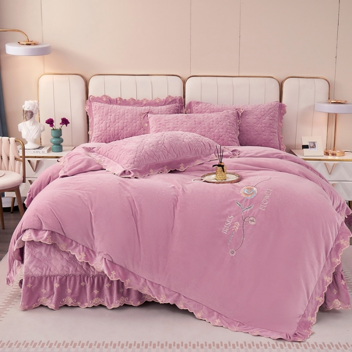 91家纺网 家纺一手货源 找家纺 卡迪亚 2023新款婴儿绒床盖款刺绣四件套床裙系列 魅力紫