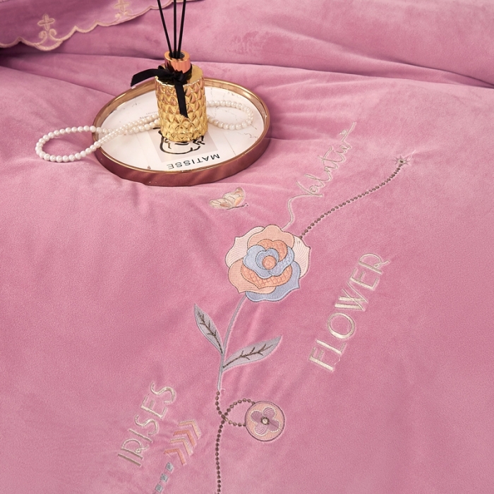 91家纺网 家纺一手货源 找家纺 卡迪亚 2023新款婴儿绒床盖款刺绣四件套床裙系列 魅力紫