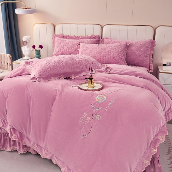 91家纺网 家纺一手货源 找家纺 卡迪亚 2023新款婴儿绒床盖款刺绣四件套床裙系列 魅力紫