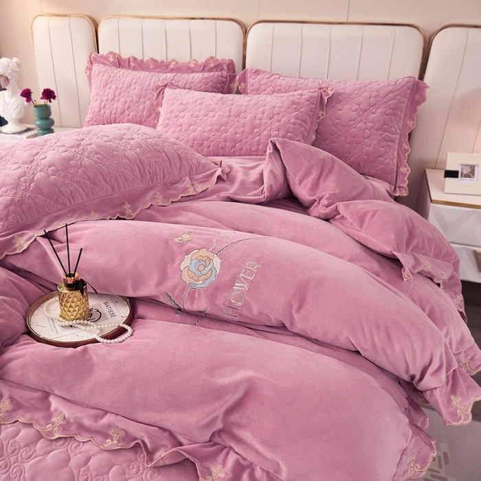 91家纺网 家纺一手货源 找家纺 卡迪亚 2023新款婴儿绒床盖款刺绣四件套床裙系列 魅力紫