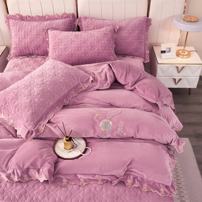 91家纺网 家纺一手货源 找家纺 卡迪亚 2023新款婴儿绒床盖款刺绣四件套床裙系列 魅力紫