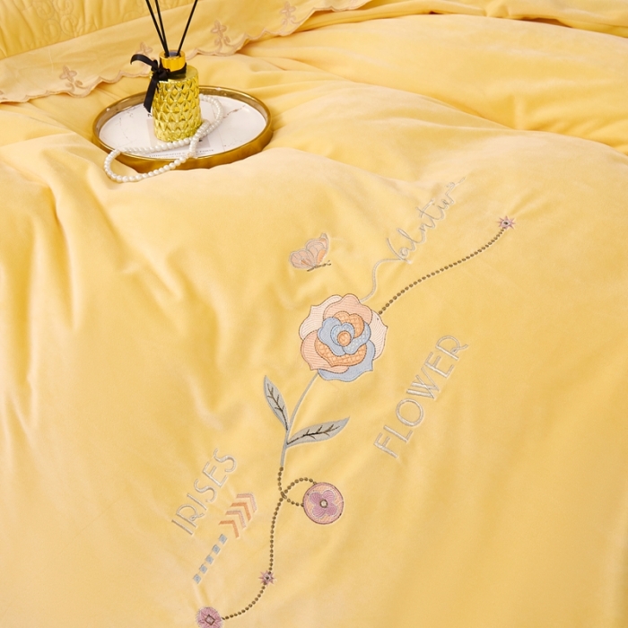 91家纺网 家纺一手货源 找家纺 卡迪亚 2023新款婴儿绒床盖款刺绣四件套床裙系列 柠檬黄