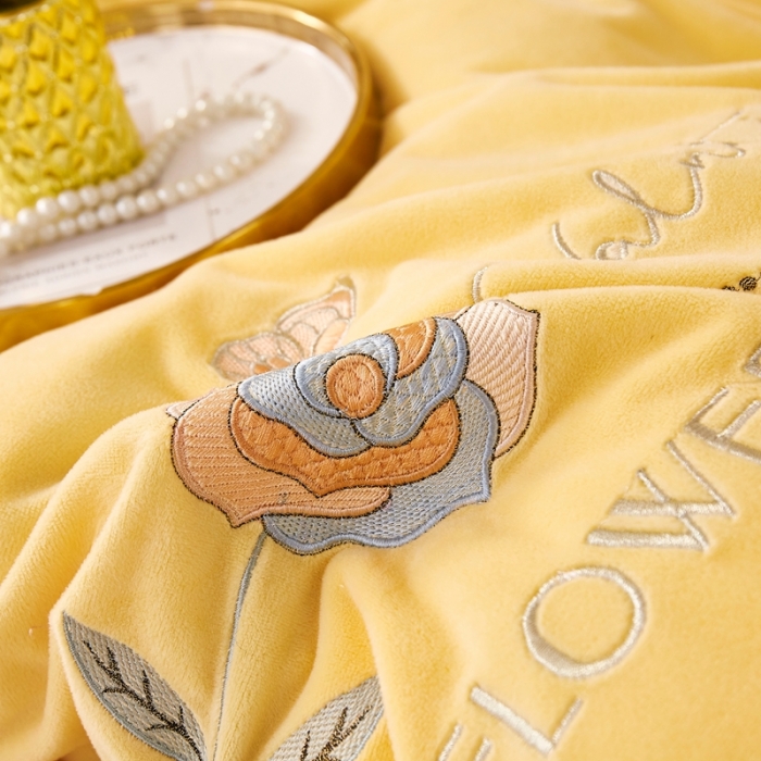 91家纺网 家纺一手货源 找家纺 卡迪亚 2023新款婴儿绒床盖款刺绣四件套床裙系列 柠檬黄