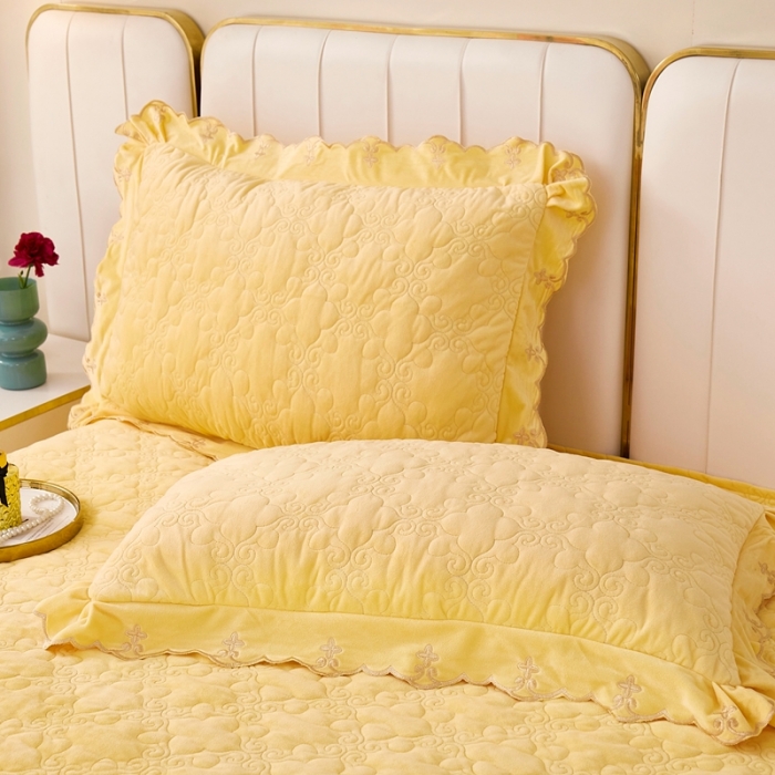 91家纺网 家纺一手货源 找家纺 卡迪亚 2023新款婴儿绒床盖款刺绣四件套床裙系列 柠檬黄