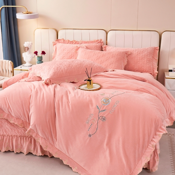 91家纺网 家纺一手货源 找家纺 卡迪亚 2023新款婴儿绒床盖款刺绣四件套床裙系列 暖红玉