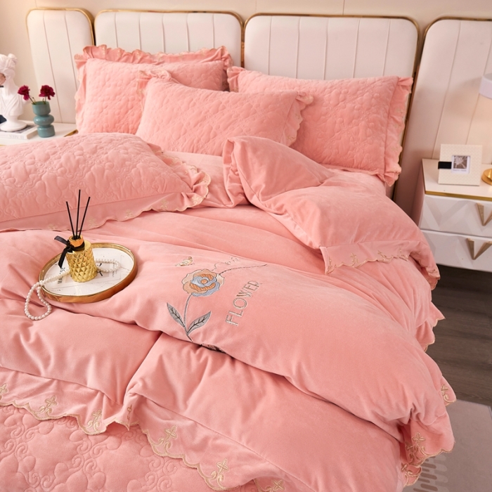 91家纺网 家纺一手货源 找家纺 卡迪亚 2023新款婴儿绒床盖款刺绣四件套床裙系列 暖红玉