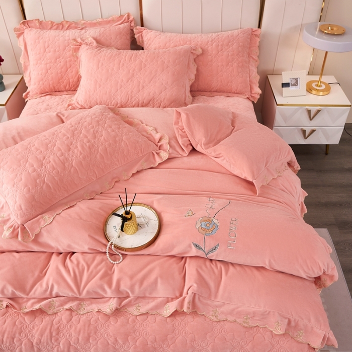 91家纺网 家纺一手货源 找家纺 卡迪亚 2023新款婴儿绒床盖款刺绣四件套床裙系列 暖红玉