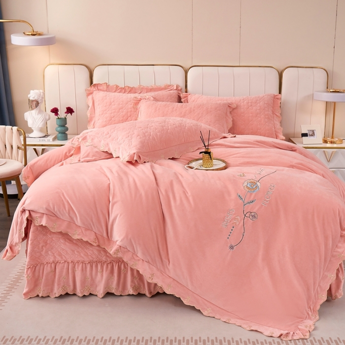 91家纺网 家纺一手货源 找家纺 卡迪亚 2023新款婴儿绒床盖款刺绣四件套床裙系列 暖红玉