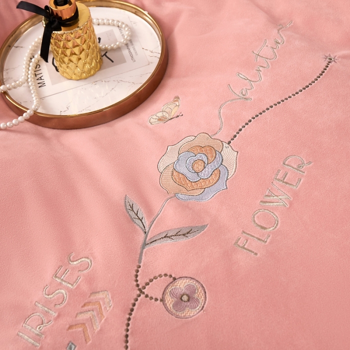 91家纺网 家纺一手货源 找家纺 卡迪亚 2023新款婴儿绒床盖款刺绣四件套床裙系列 暖红玉