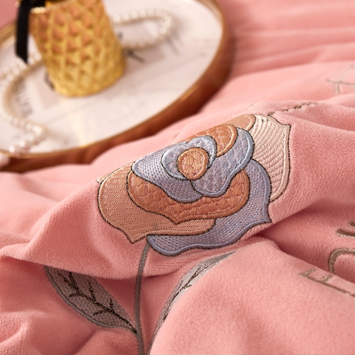 91家纺网 家纺一手货源 找家纺 卡迪亚 2023新款婴儿绒床盖款刺绣四件套床裙系列 暖红玉