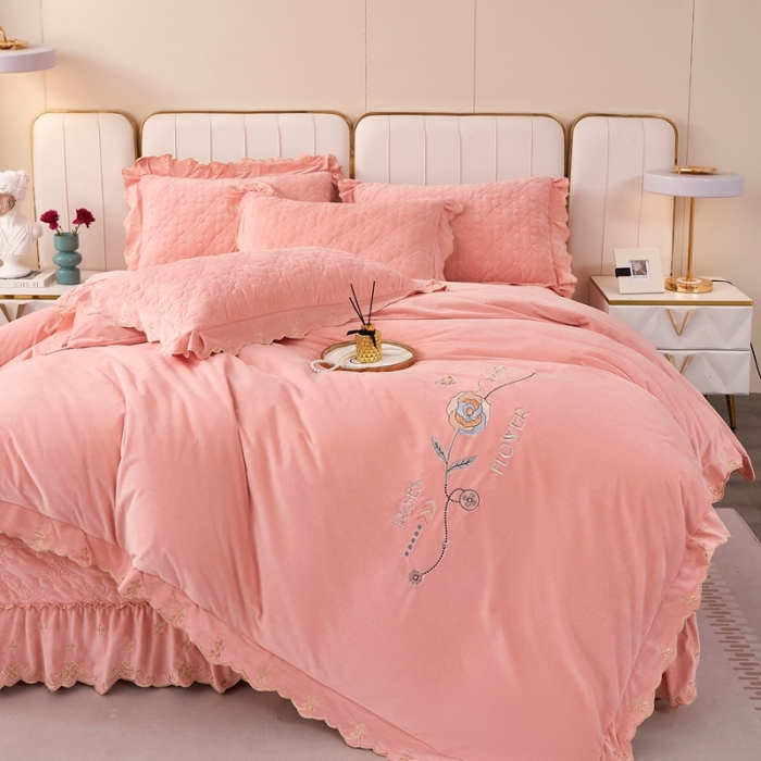 91家纺网 家纺一手货源 找家纺 卡迪亚 2023新款婴儿绒床盖款刺绣四件套床裙系列 暖红玉