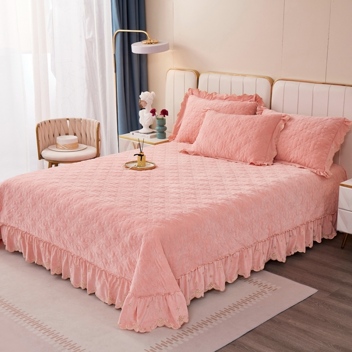 91家纺网 家纺一手货源 找家纺 卡迪亚 2023新款婴儿绒床盖款刺绣四件套床裙系列 暖红玉