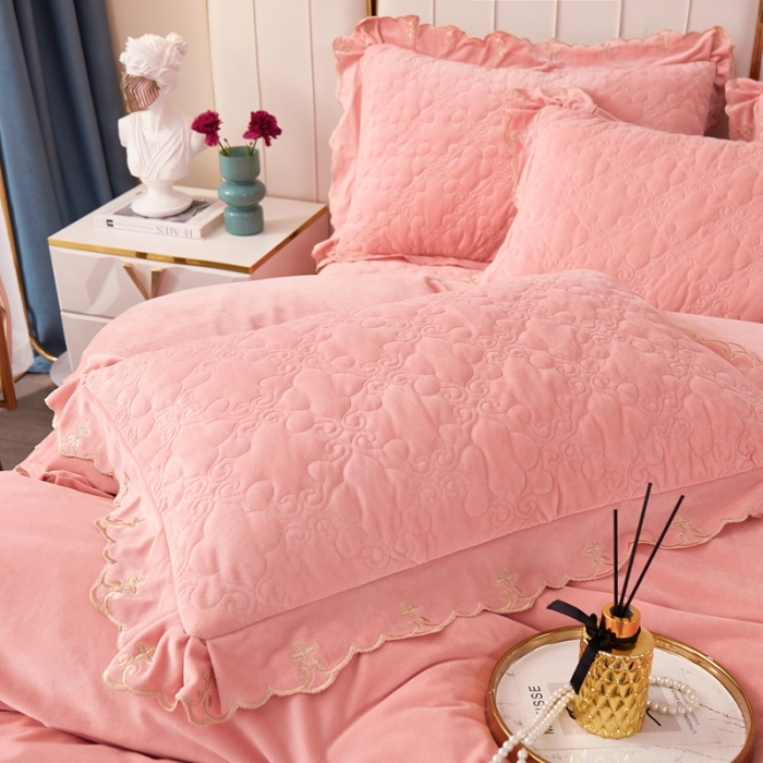 91家纺网 家纺一手货源 找家纺 卡迪亚 2023新款婴儿绒床盖款刺绣四件套床裙系列 暖红玉