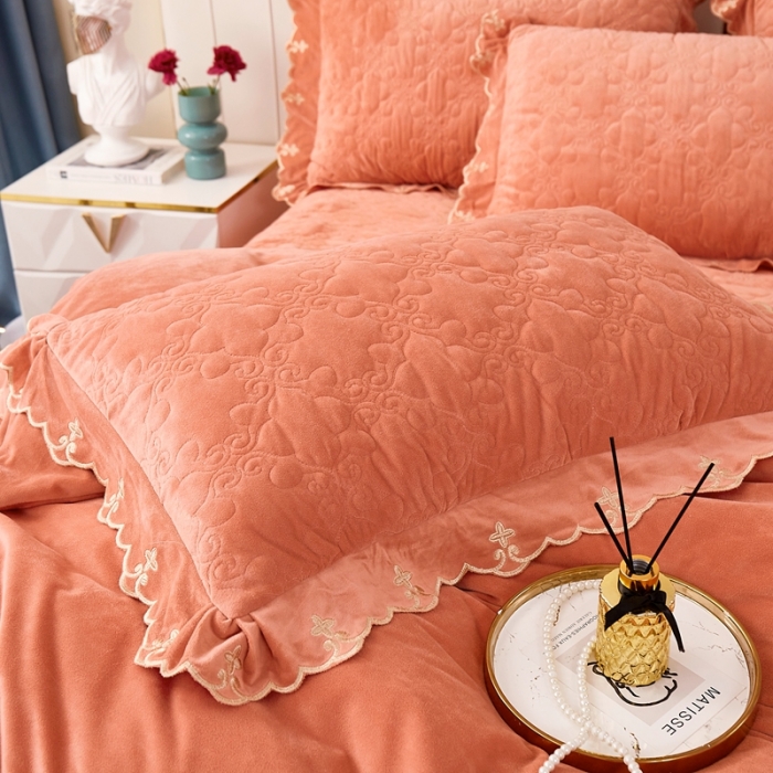 91家纺网 家纺一手货源 找家纺 卡迪亚 2023新款婴儿绒床盖款刺绣四件套床裙系列 珊瑚桔