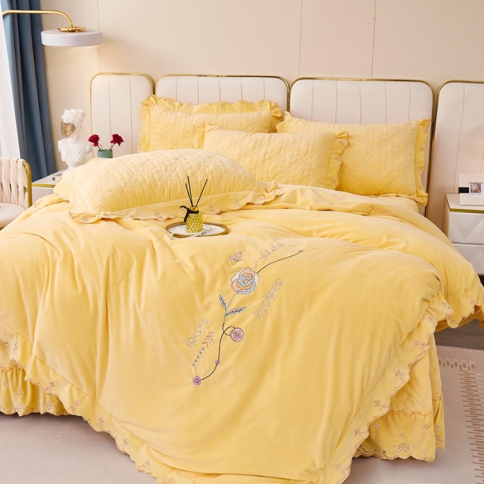 91家纺网 家纺一手货源 找家纺 卡迪亚 2023新款婴儿绒床盖款刺绣四件套床裙系列 柠檬黄