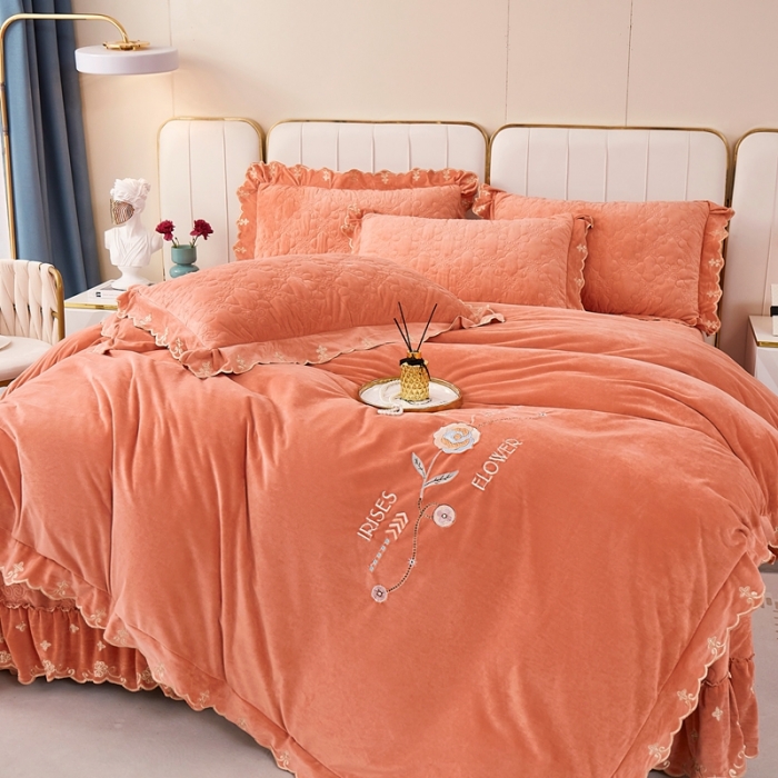 91家纺网 家纺一手货源 找家纺 卡迪亚 2023新款婴儿绒床盖款刺绣四件套床裙系列 珊瑚桔