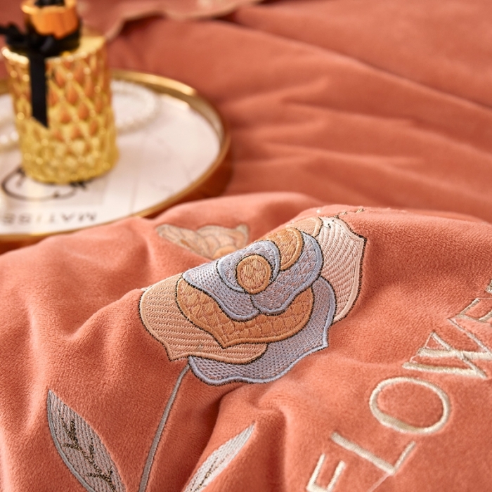 91家纺网 家纺一手货源 找家纺 卡迪亚 2023新款婴儿绒床盖款刺绣四件套床裙系列 珊瑚桔