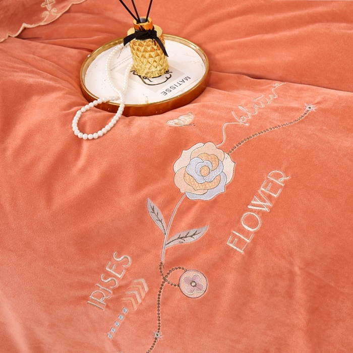 91家纺网 家纺一手货源 找家纺 卡迪亚 2023新款婴儿绒床盖款刺绣四件套床裙系列 珊瑚桔