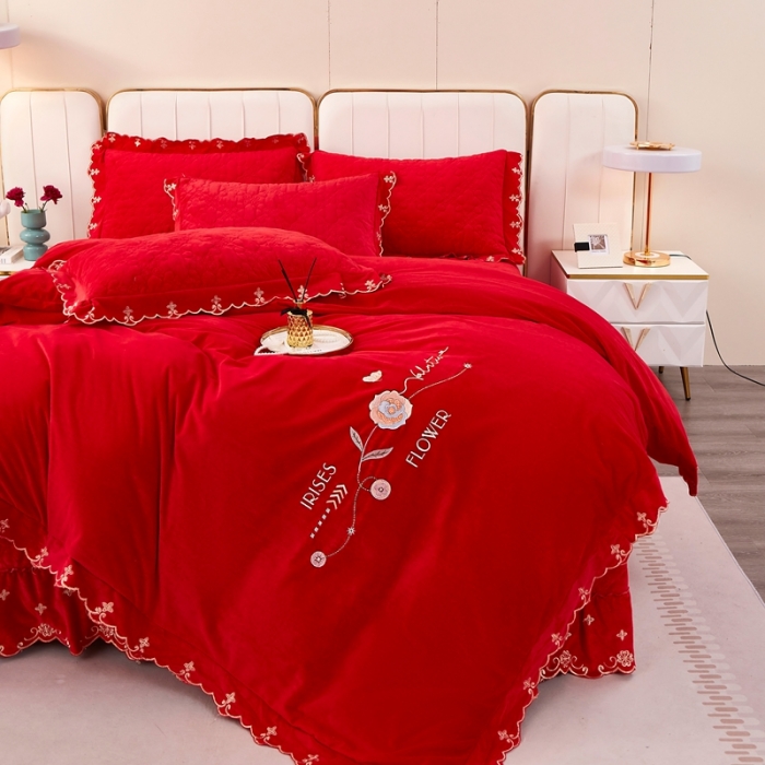 91家纺网 家纺一手货源 找家纺 卡迪亚 2023新款婴儿绒床盖款刺绣四件套床裙系列 喜庆红