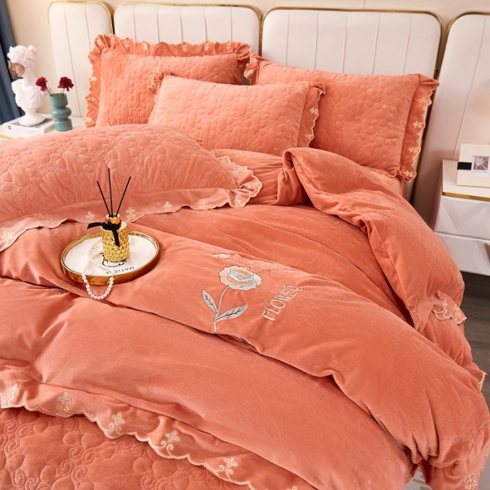 91家纺网 家纺一手货源 找家纺 卡迪亚 2023新款婴儿绒床盖款刺绣四件套床裙系列 珊瑚桔